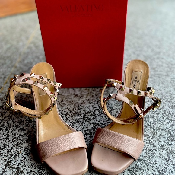 Valentino Garavani Women’s Studded Heal, size 8.5 (39) - Picture 2 of 14